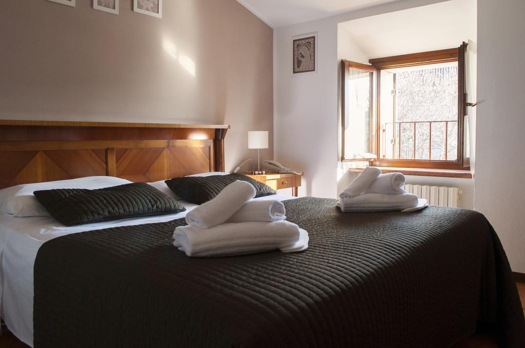 Boutique Hotel Corte Malaspina Castelnuovo del Garda Bagian luar foto